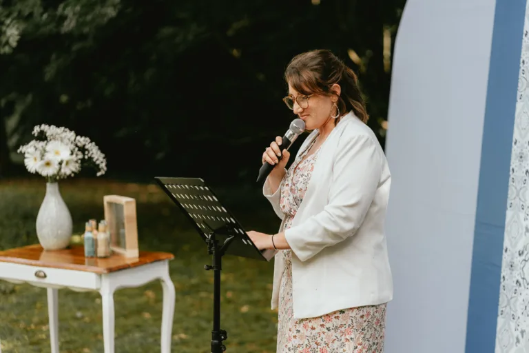 Une femme parlant dans un micro lors d'un mariage de grange de meysonnave.