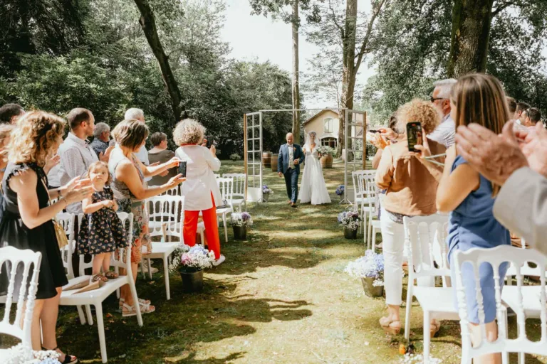 Une cérémonie de mariage dans les bois avec des applaudissements.