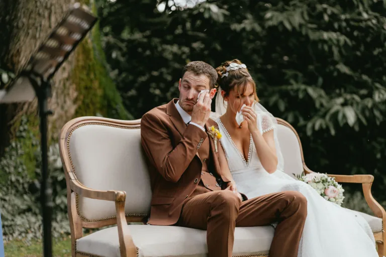 Des mariés assis sur un banc à la grange de mariage de Meysonnave.