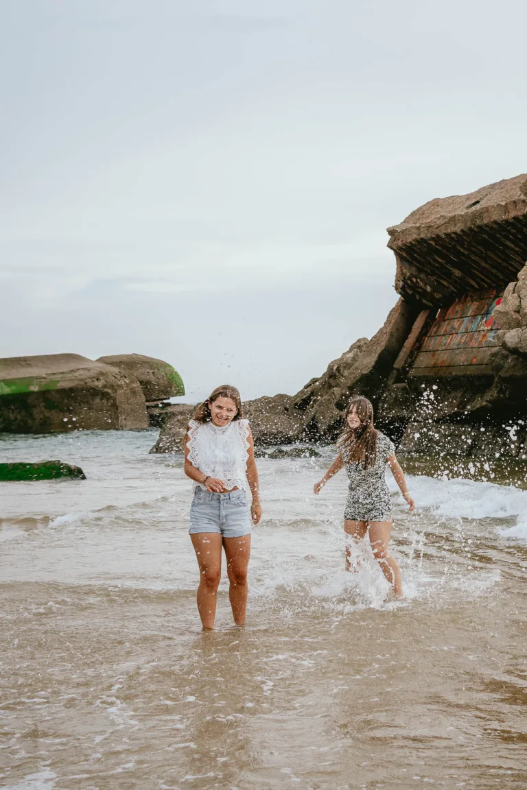 Enfants jouant sur une plage des Landes, instant de liberté.