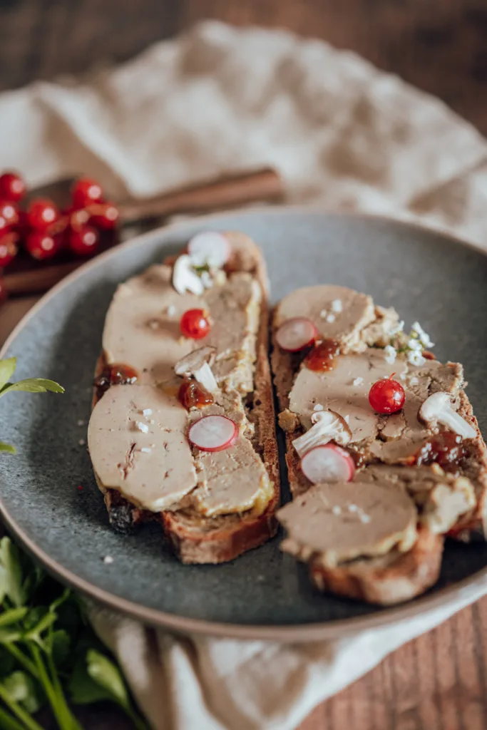 Photographie d'une assiette de pain garnie de thon et de radis, prise par un photographe culinaire dans les Landes.