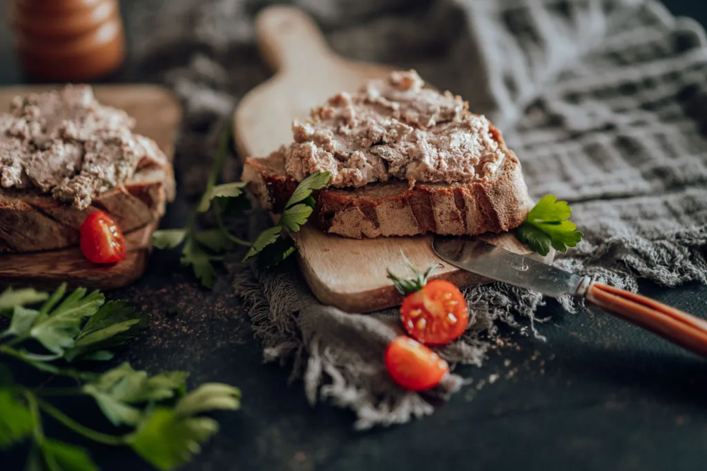 Deux tranches de pain garnies de thon et de tomates, capturées par un photographe culinaire landais.