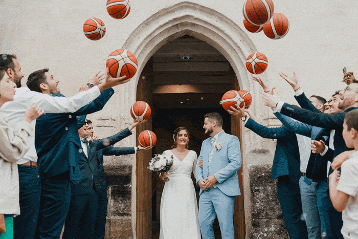 gif animé d'une sortie d'église de jeunes mariés entourés d'invités et de ballons de basket.