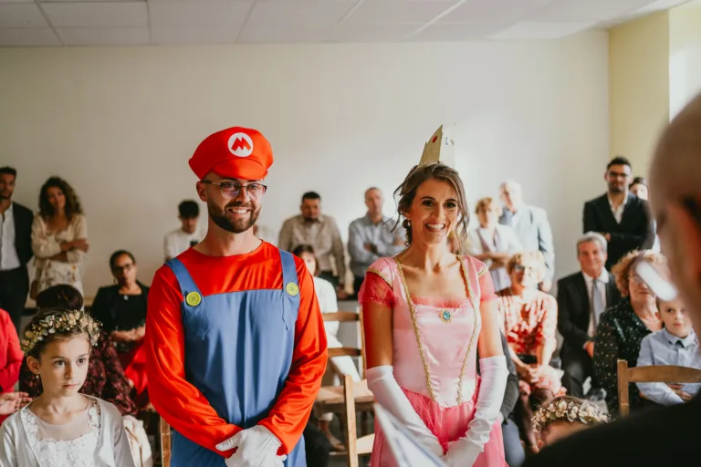 Un couple habillé en Mario et Luigi lors d'un mariage.