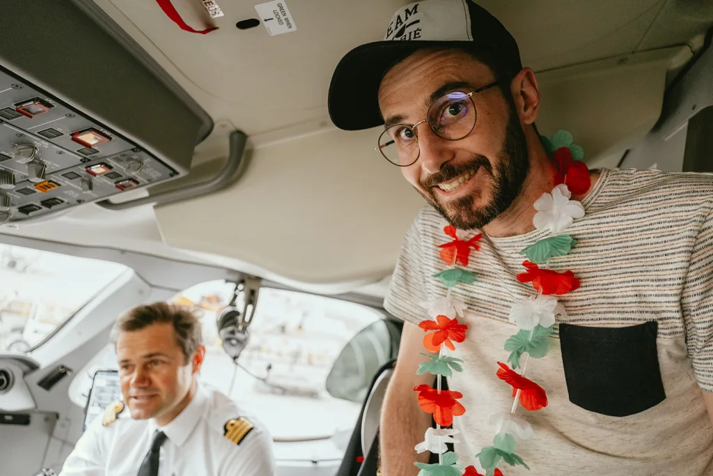 Mariés visitant le cockpit de l'avion grâce à Air France