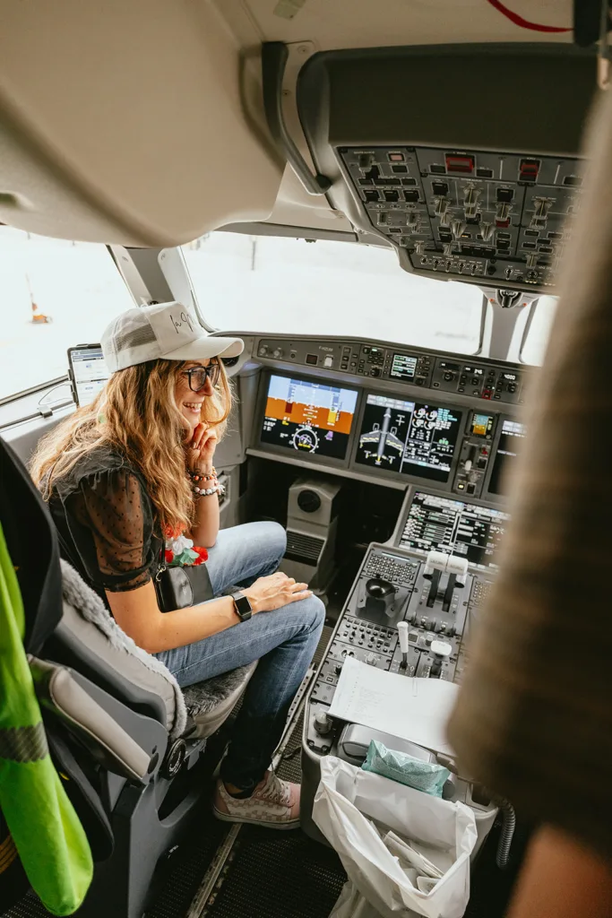 future mariée visitant le cockpit de l'avion grâce à Air France