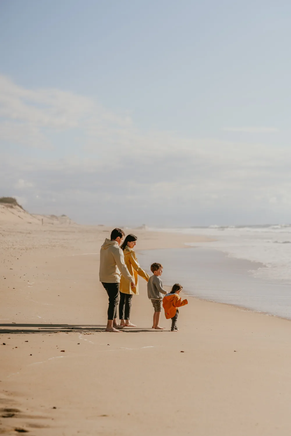 enfants jouant dans les vagues des Landes