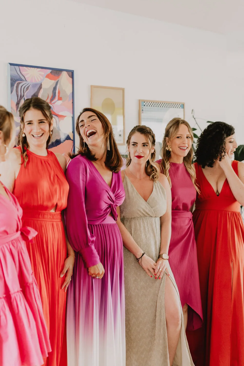 Dans une scène émouvante évoquant l'art du photographe de mariage dans les Landes, et plus précisément le talent reconnu d'un photographe famille à Soustons, six femmes vêtues de robes colorées se retrouvent en intérieur, échangeant des sourires radieux et discutant avec animation, capturant ainsi la joie et la convivialité qui caractérisent si bien les moments précieux immortalisés lors des événements familiaux dans cette belle région.