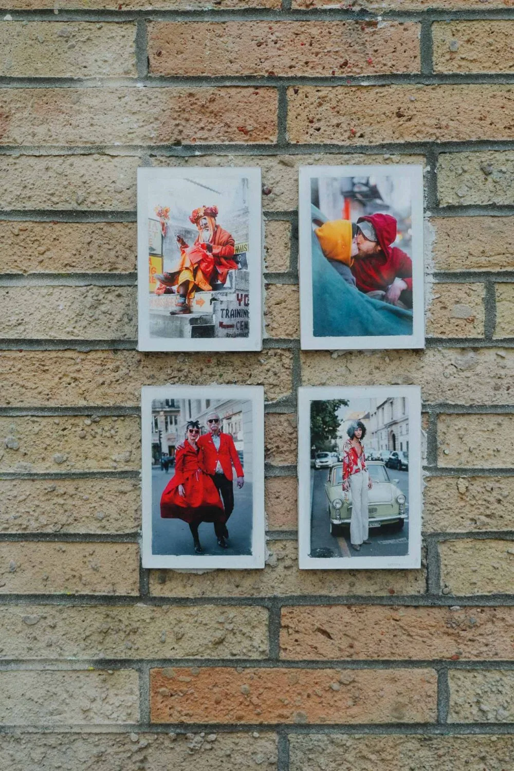 Sur un mur de briques, quatre photos captivantes illustrent des scènes vibrantes parfaites pour inspirer tout photographe de mariage ou de famille dans les Landes : deux d'entre elles présentent une personne vêtue de rouge, une autre capture la complicité romantique d'un couple abrité sous un parapluie jaune vibrant, tandis que la dernière rencontrée en avant une silhouette en rouge à côté d'une voiture élégante, évoquant l'éclat saisissant des hélicoptères Helidax survolant majestueusement Dax dans les Landes.