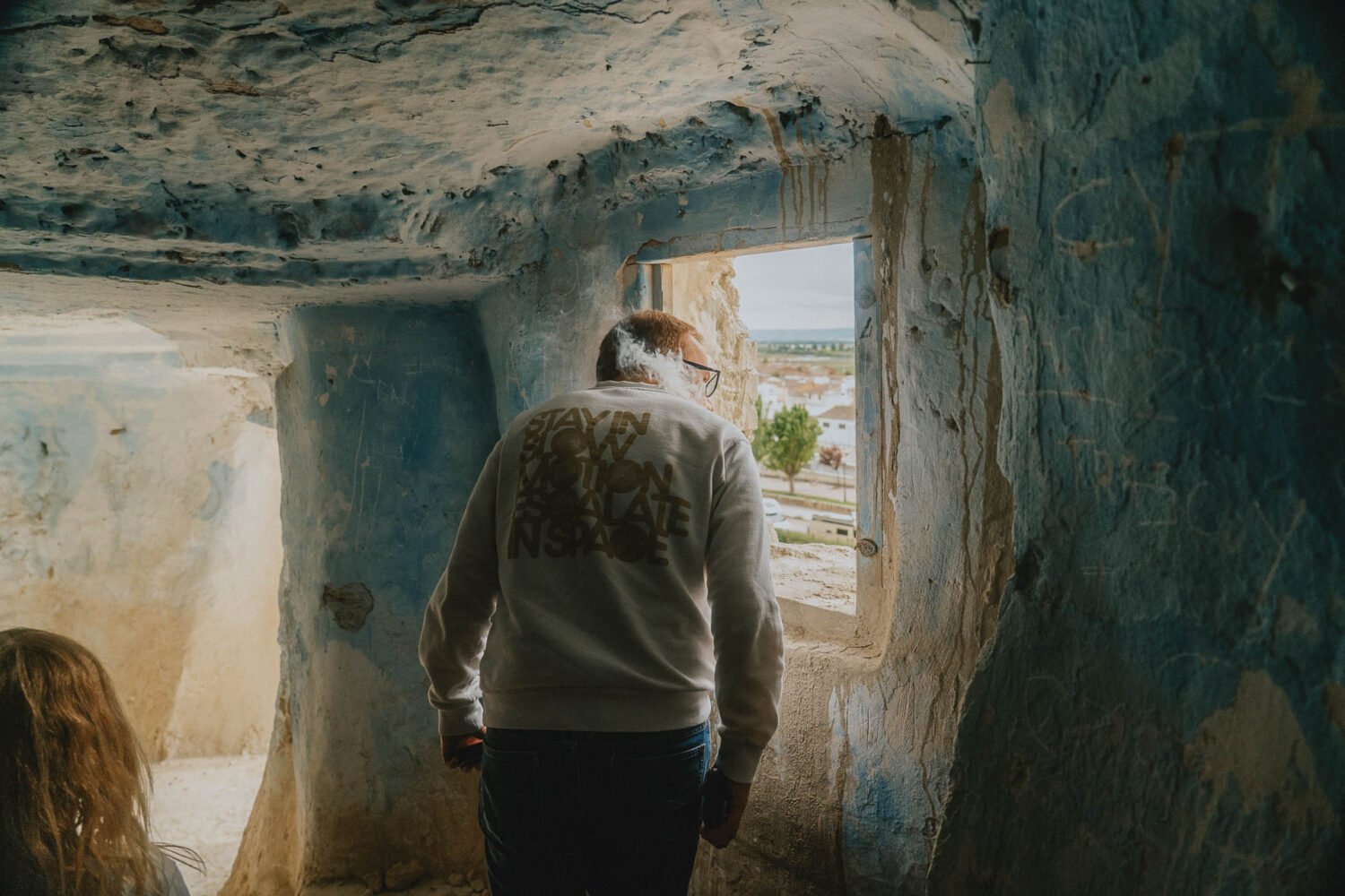 Un doux moment de contemplation, capturé en lumière naturelle, lors d’un séjour familial à Tudela, ambiance authentique et paisible.
