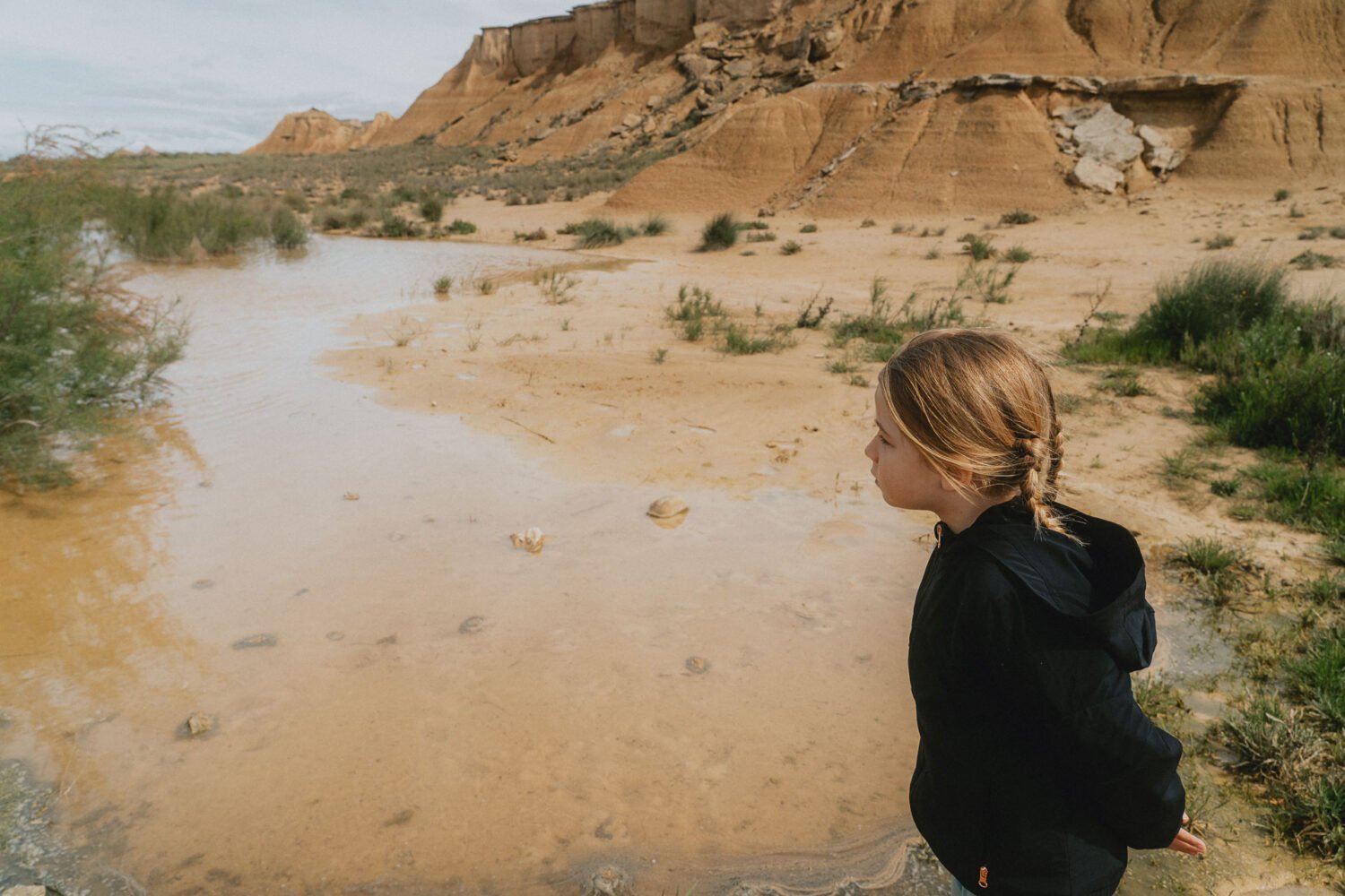 Cette photo capture l’émerveillement d’un enfant aventurier, explorant la nature sauvage au cœur des paysages espagnoles.
