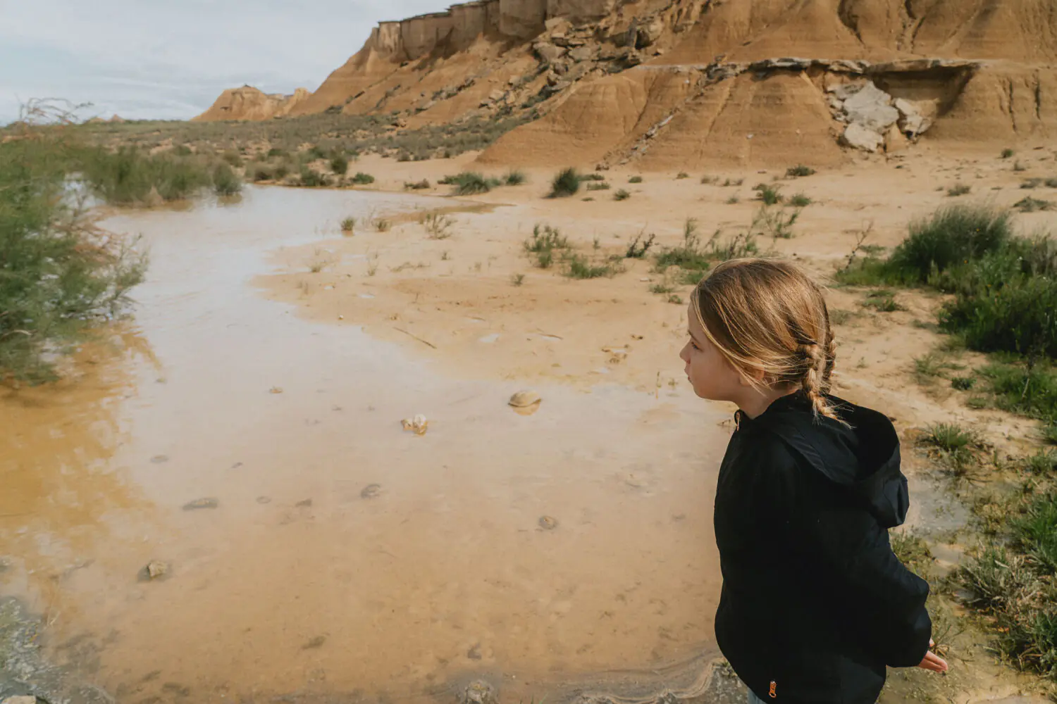 Cette photo capture l’émerveillement d’un enfant aventurier, explorant la nature sauvage au cœur des paysages espagnoles.