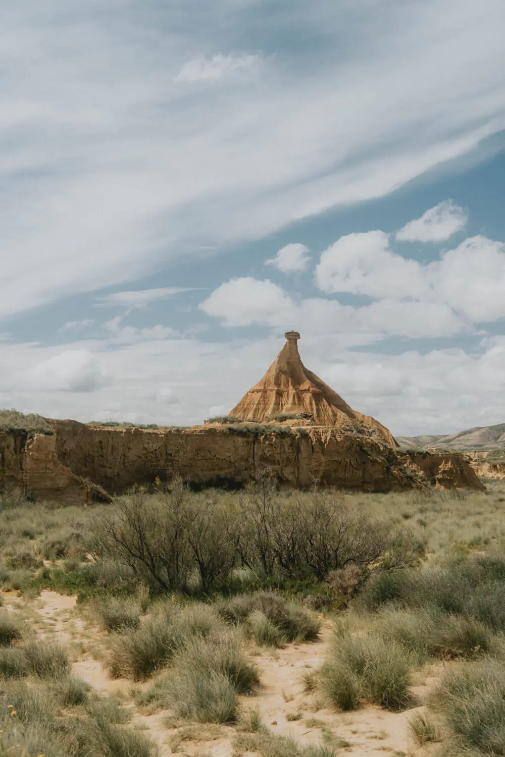 Imaginez un doux panorama naturel, idéal pour une séance photo familiale au cœur des Bardenas Reales, entre ciel et prairies sauvages.