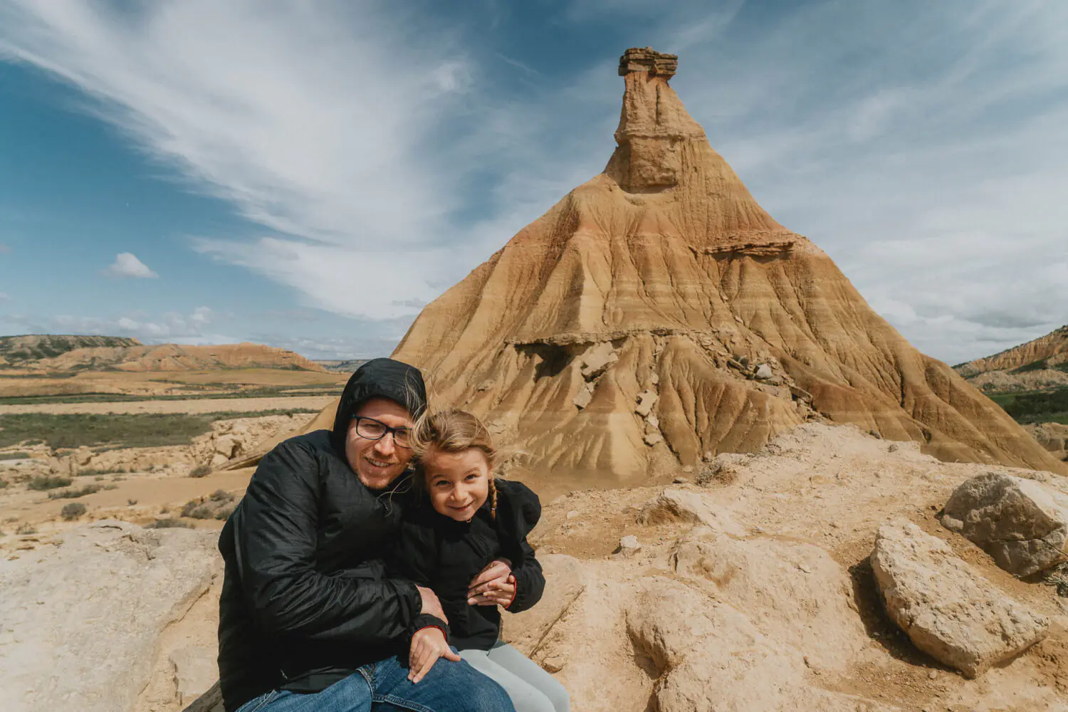 Une parenthèse d’aventure en famille, sur fond de rochers dorés des Bardenas Reales, sous la lumière douce d’un après-midi partagé.