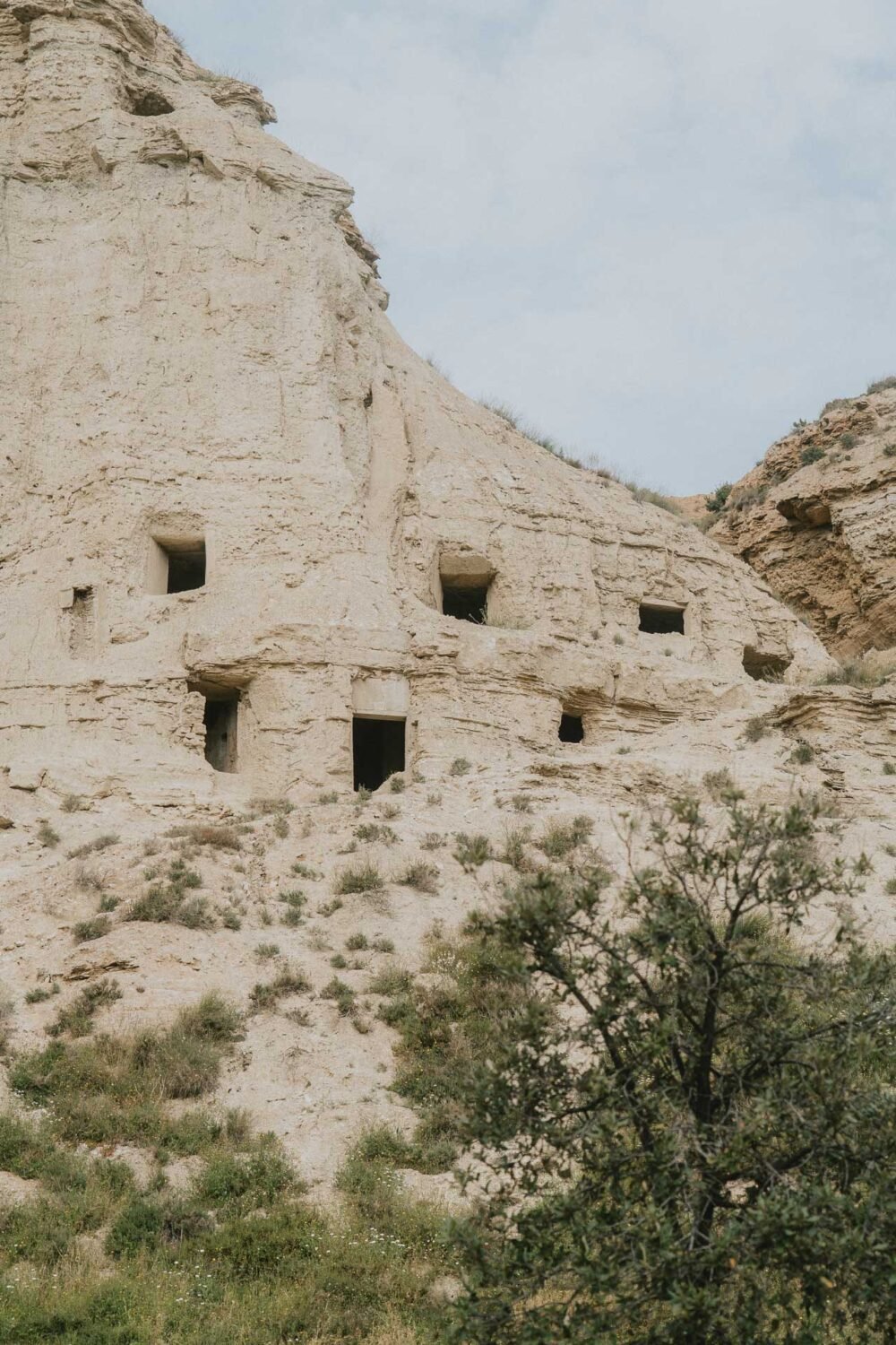 Voici de superbes habitations troglodytiques, nichées dans la roche. Un lieu unique à explorer en famille, plein de mystère et d’histoire.