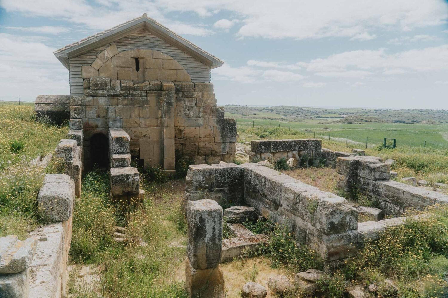 Dans un décor champêtre d'Espagnes, les pierres anciennes murmurent l’histoire Romaine.