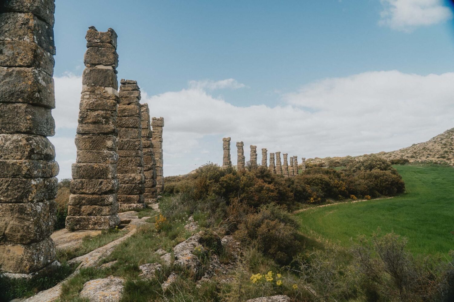 Imaginez ces colonnes de pierre anciennes baignées de lumière, un aqueduc romain.