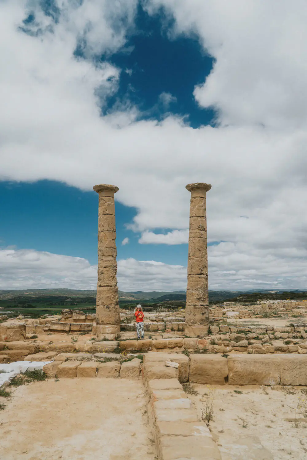 Une scène de découverte, entre colonnes anciennes, qui capture l’émotion d’un moment partagé en famille en Espagne.