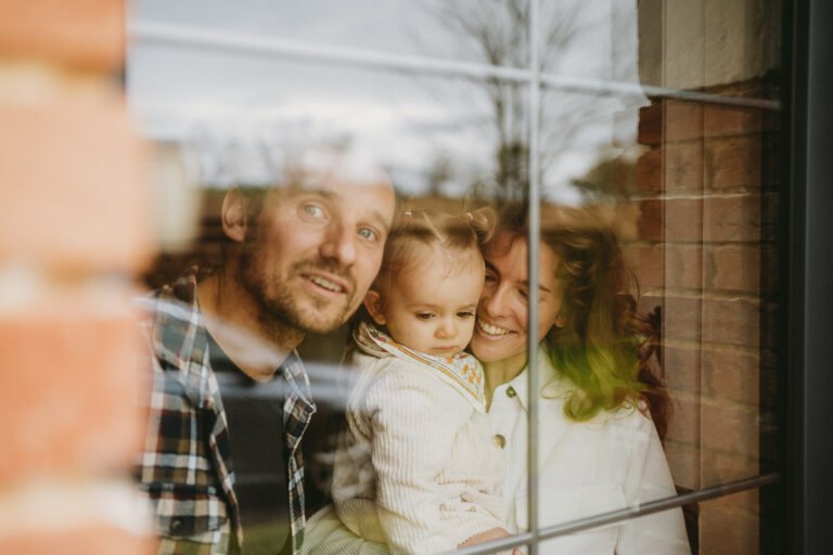 Une famille regarde a leur porte lors d'une seance photo à domicile dans les Landes.