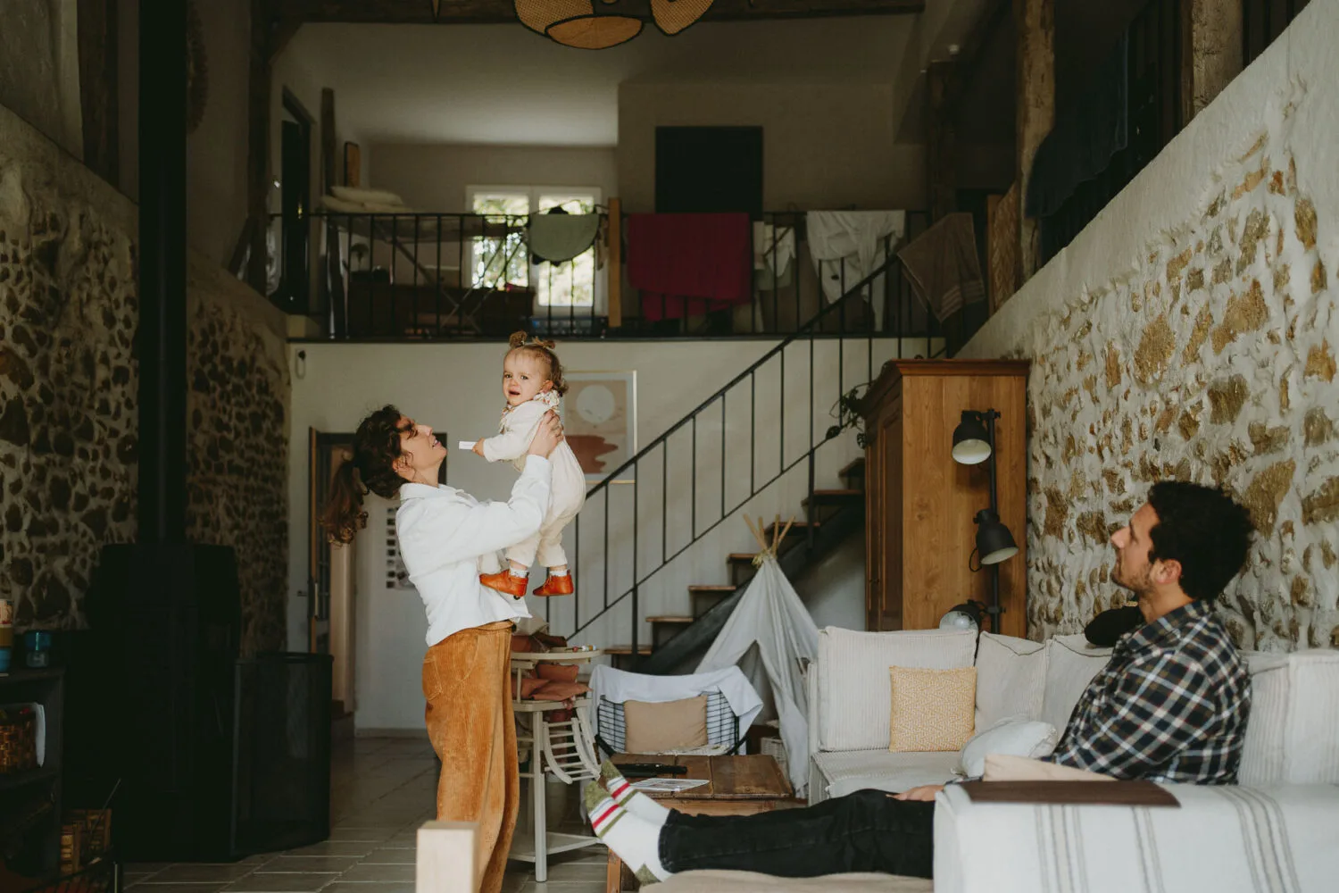 Une douce scène de vie capturée à Dax : un moment complice en famille dans une chaleureuse maison landaise.