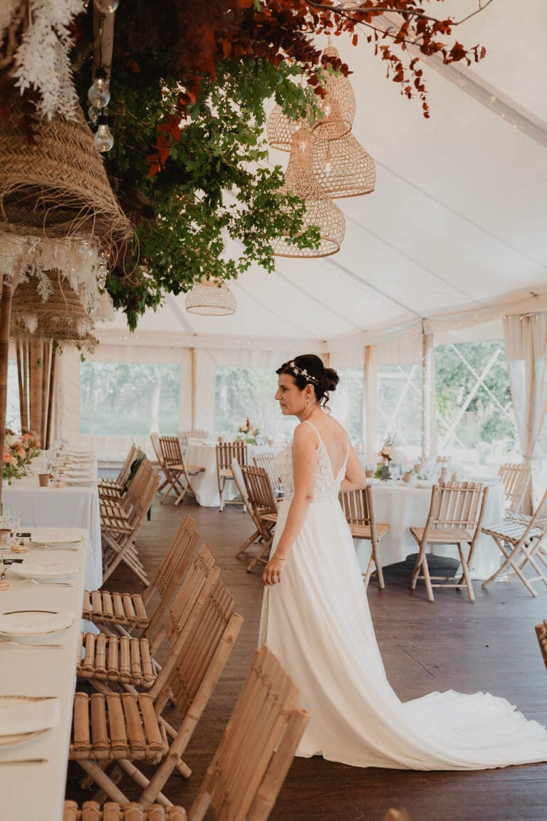 Votre robe éclatante illumine la tente élégante au Domaine de Petiosse, ambiance douce et tables raffinées.