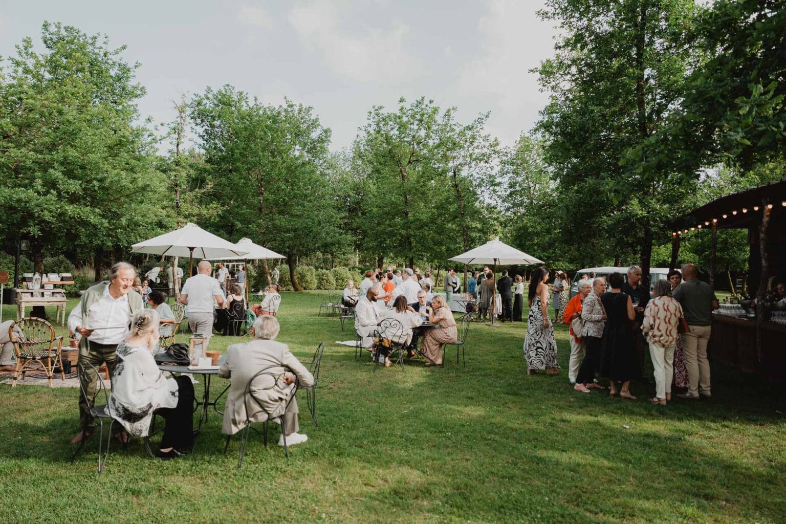 Un doux moment partagé sous les arbres à Domaine de Petiosse, ambiance chaleureuse de mariage dans les Landes.