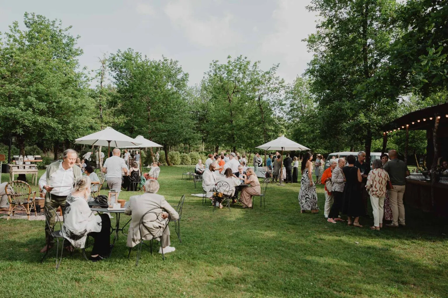 Un doux moment partagé sous les arbres à Domaine de Petiosse, ambiance chaleureuse de mariage dans les Landes.