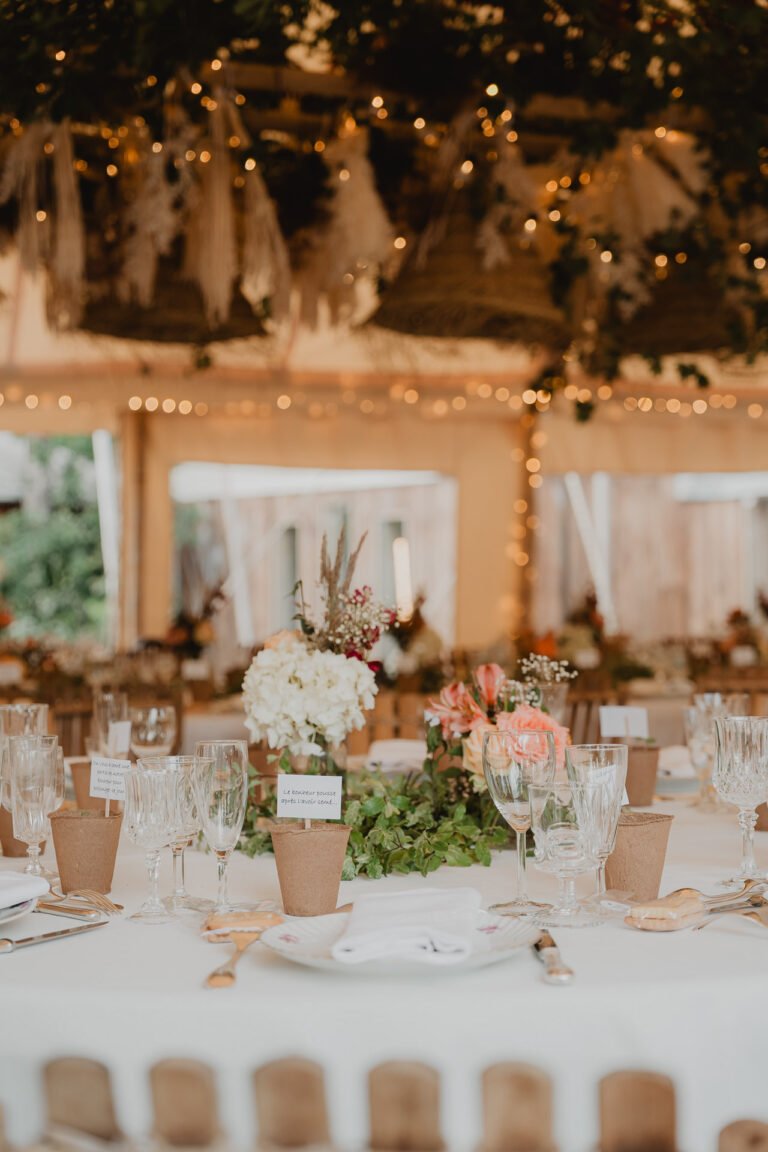 Sous la lueur douce des guirlandes, une table élégante attend vos plus beaux moments au Domaine de Petiosse.