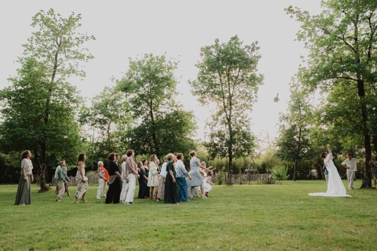 Dans un champ au domaine de Petiosse, une famille partage un instant complice, ambiance mariage simple et chaleureuse dans les Landes.