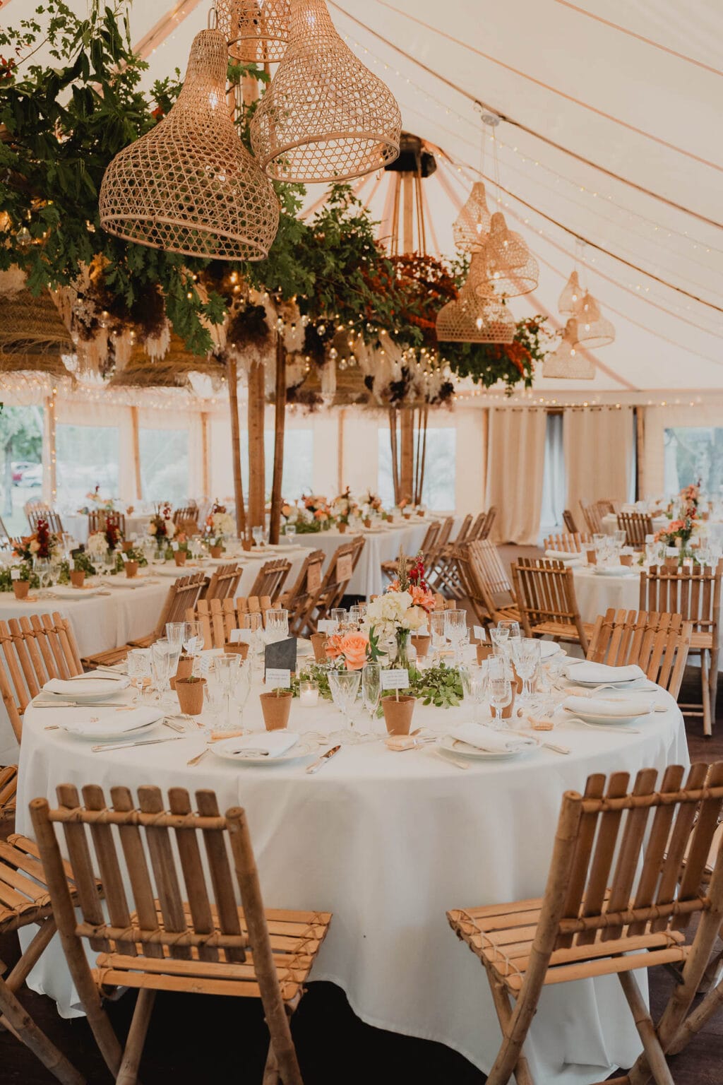 La table ronde élégamment dressée au Domaine de Petiosse attend Céline et Nicolas pour un moment intime et festif dans les Landes.