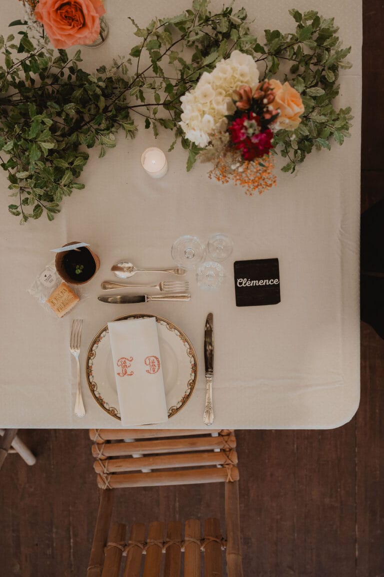Une table raffinée, douceur et élégance au Domaine de Petiosse, idéale pour un mariage ou une belle réunion de famille.