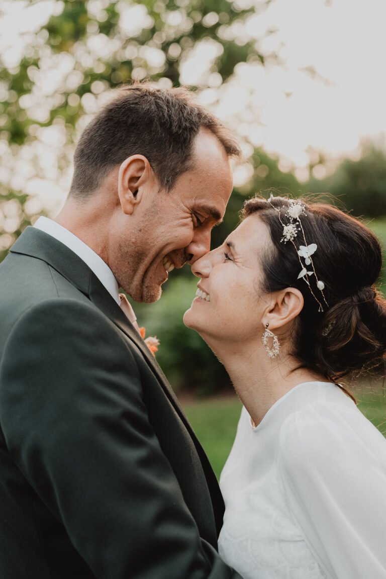 Céline et Nicolas, complices en tenue de mariage, partagent un instant tendre au domaine de Petiosse dans les Landes.