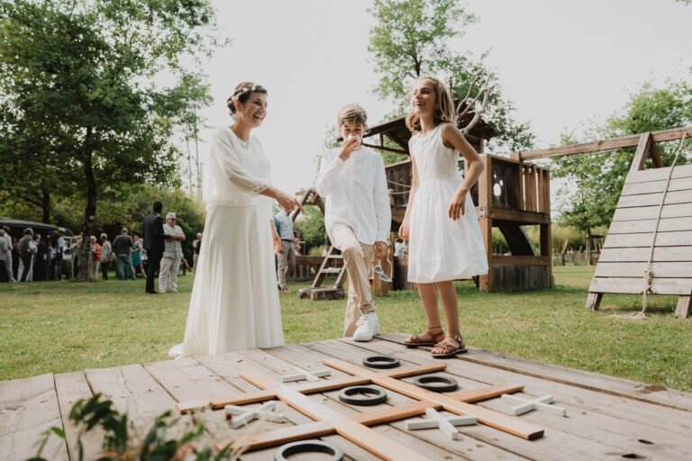 Instant de bonheur en famille au Domaine de Petiosse, jeux en plein air, sourires et complicité dans un cadre verdoyant des Landes.