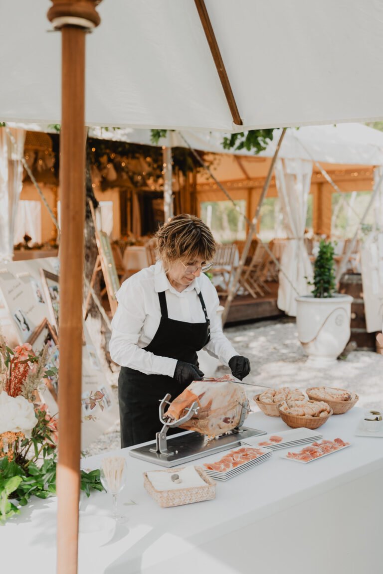 Moment chaleureux au Domaine de Petiosse : découpe de charcuterie en plein air, ambiance festive et conviviale dans les Landes.