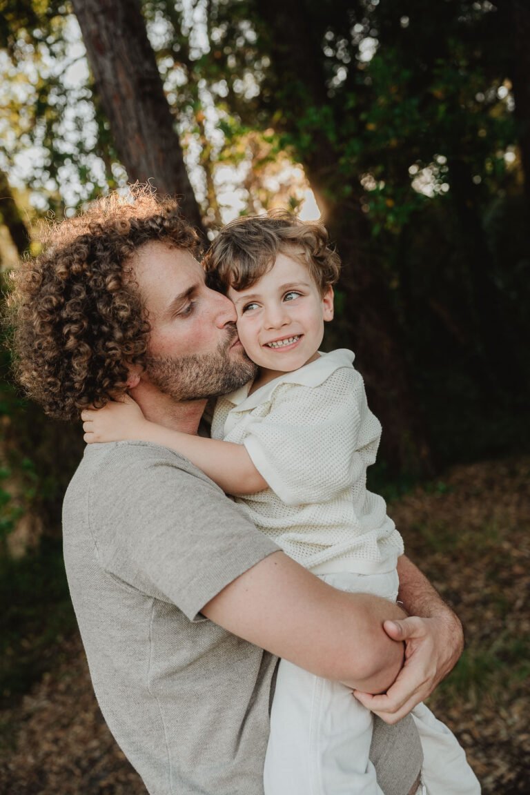 Tendresse en pleine nature : un doux moment complice entre parent et enfant, saisi par votre photographe famille dans les Landes.