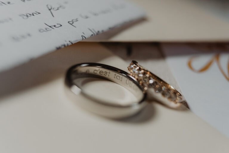 Deux alliances délicatement posées près de mots doux, au domaine de Petiosse, symbole d'amour entre Céline et Nicolas.