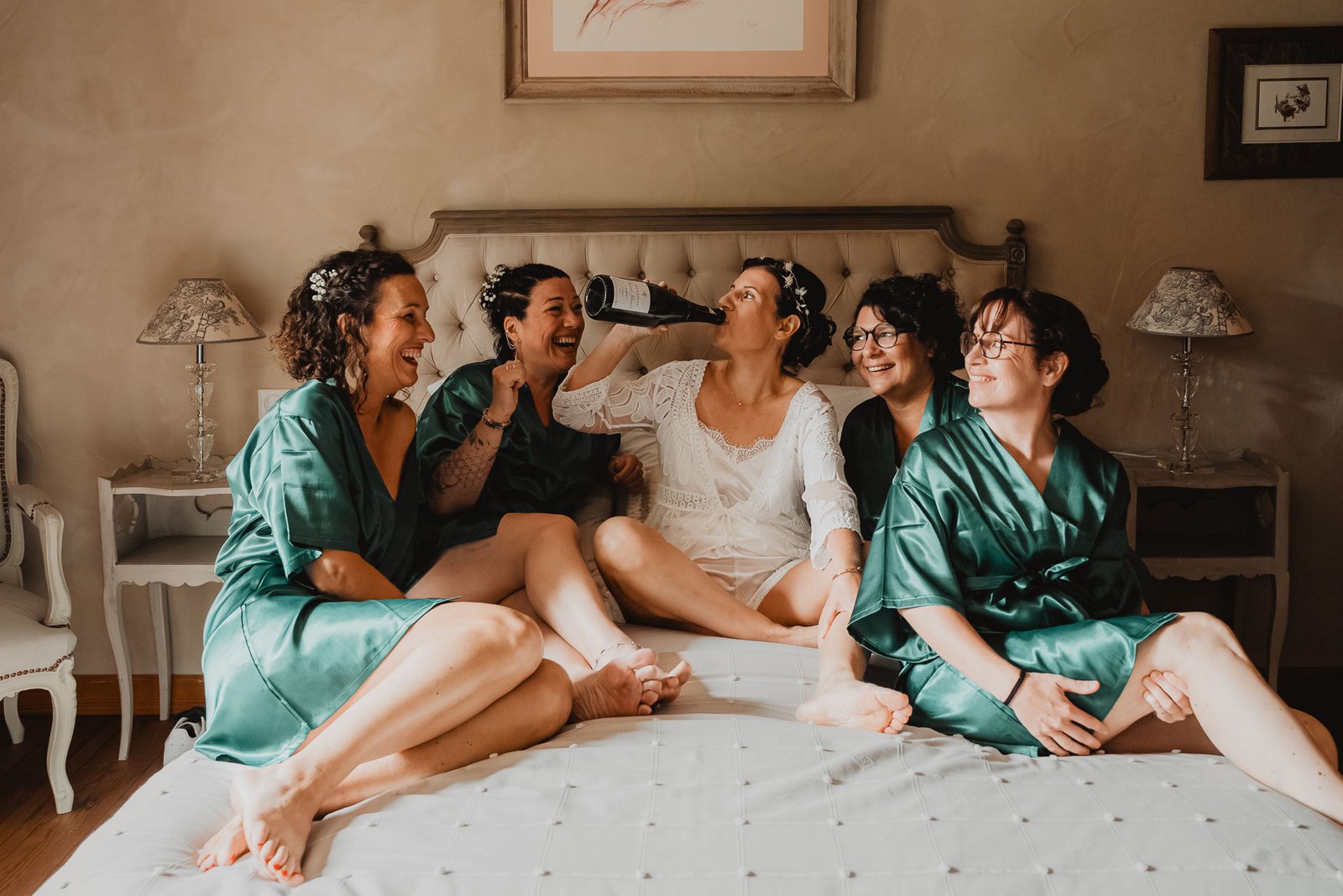 Instant complice entre amies au Domaine de Petiosse, rires partagés avant le mariage dans une ambiance douce et chaleureuse.
