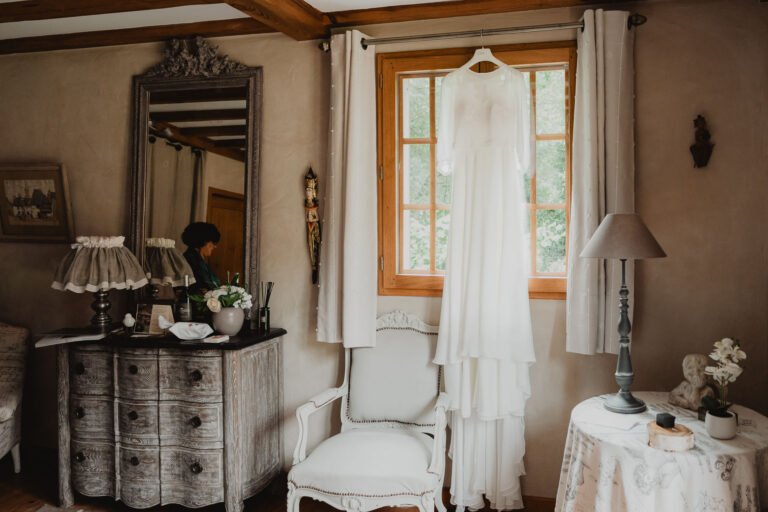 La robe de mariée illumine la pièce vintage au Domaine de Petiosse, douceur et élégance dans un cadre landais intemporel.