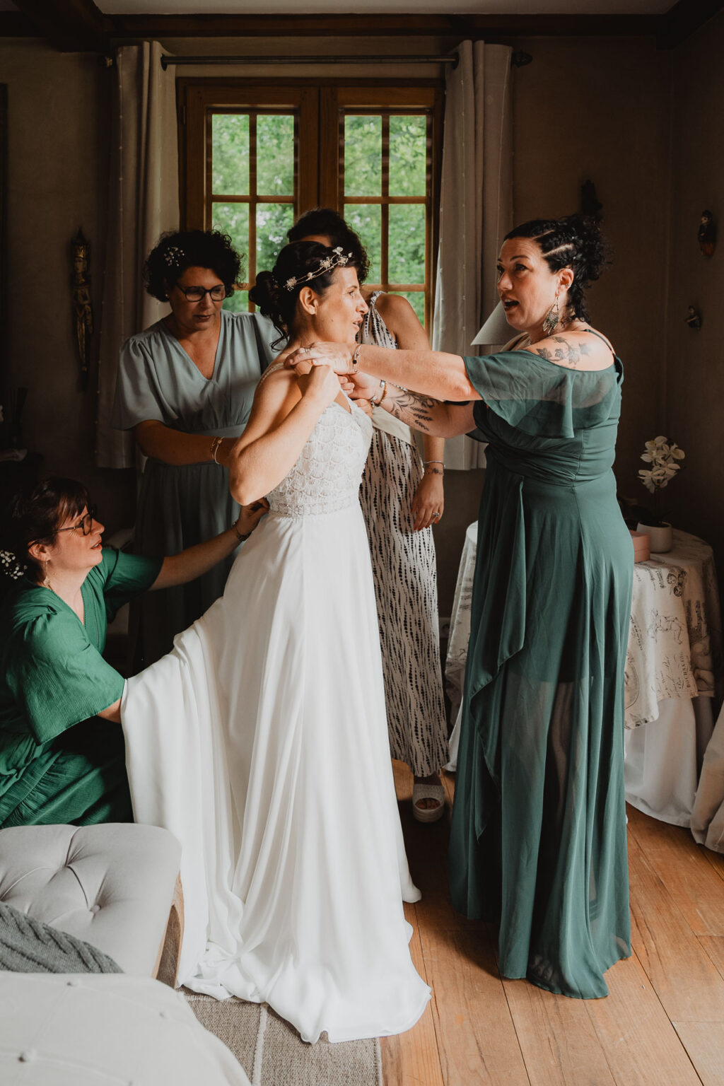 Préparation pleine de tendresse au Domaine de Petiosse : complicité entre amies, robe ajustée, ambiance douce des Landes.