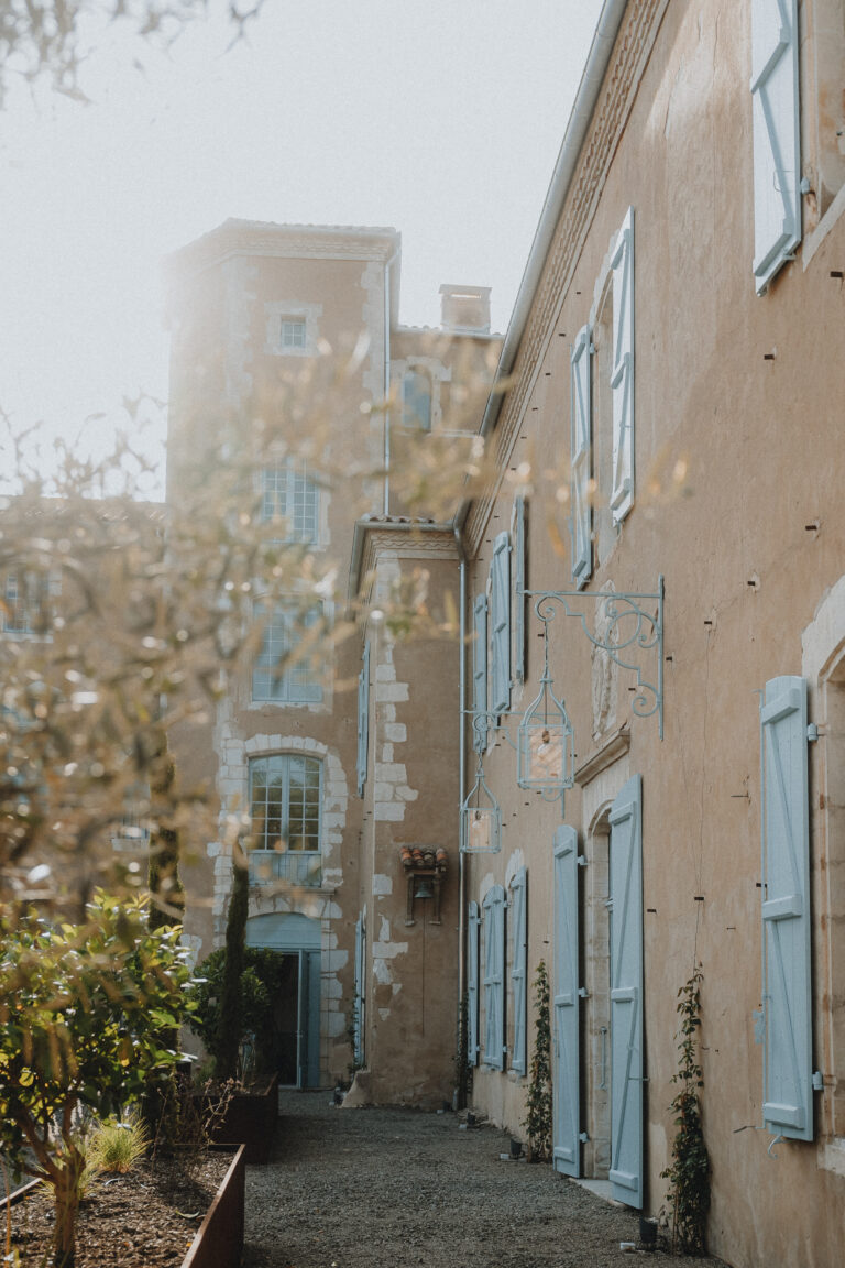 Lumière douce sur bâtisse landaise, volets bleus, parfait décor champêtre pour un mariage ou séance photo en famille à Dax.
