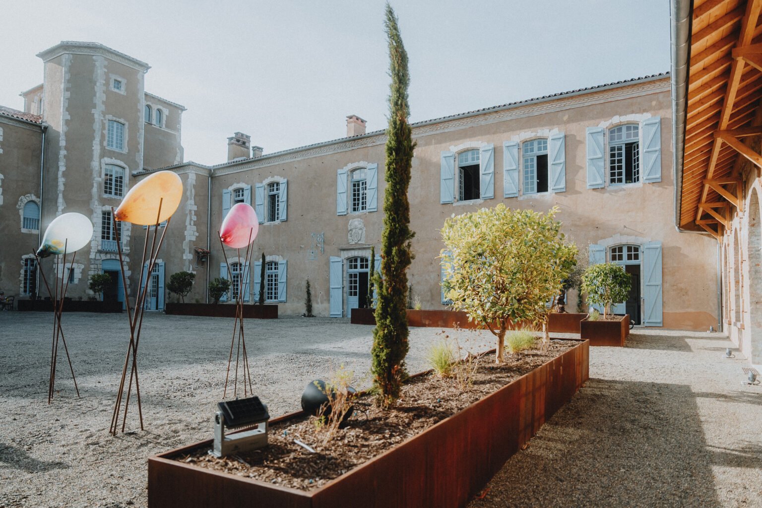 Imaginez ce havre de paix à Dax Meysonnave : cour fleurie, bâtisses en pierre et sculptures pour un mariage chaleureux.