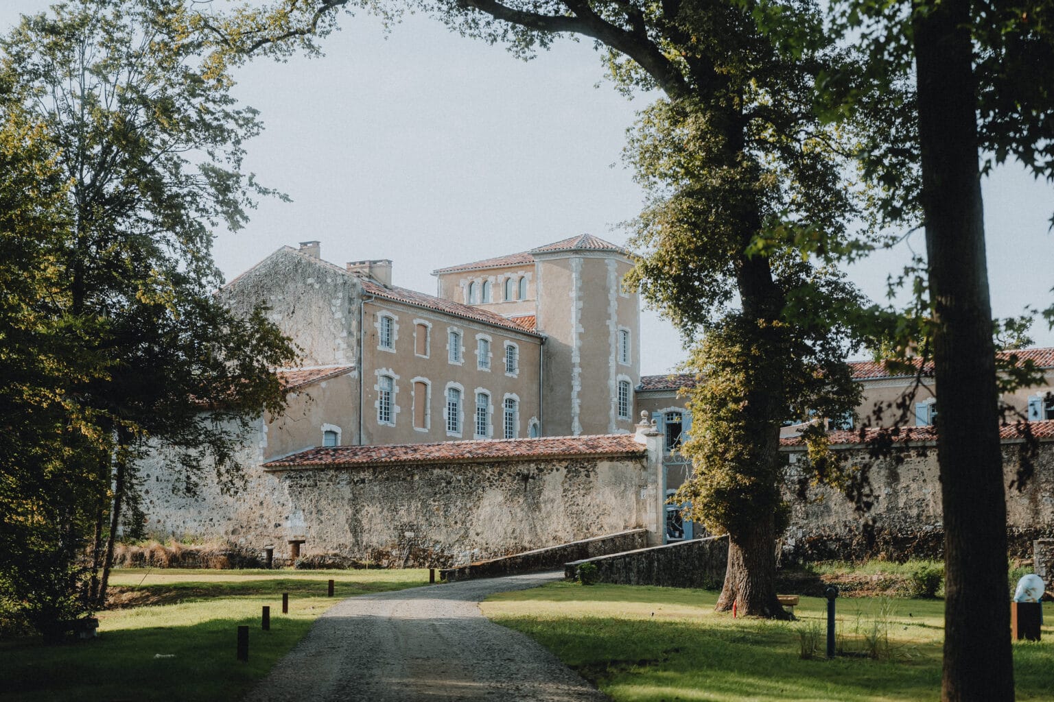 Un chemin en pierre mène à la bâtisse Meysonnave, idéale pour un mariage intimiste dans les Landes, au cœur d'un décor champêtre.