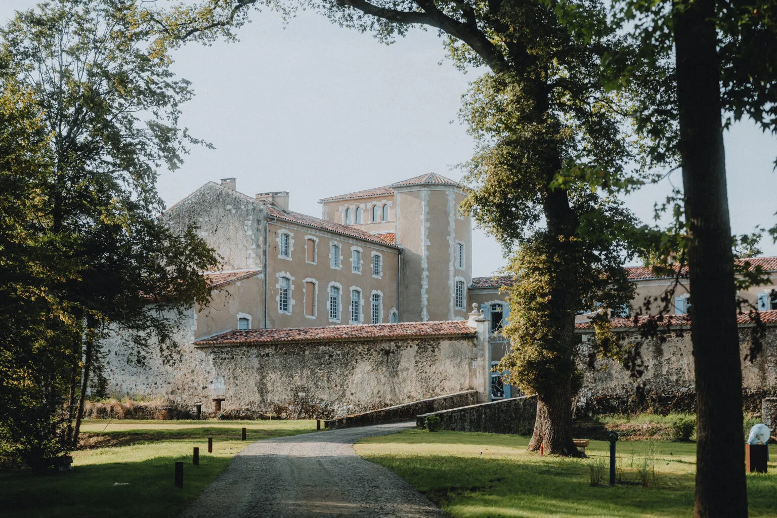 Un chemin en pierre mène à la bâtisse Meysonnave, idéale pour un mariage intimiste dans les Landes, au cœur d'un décor champêtre.