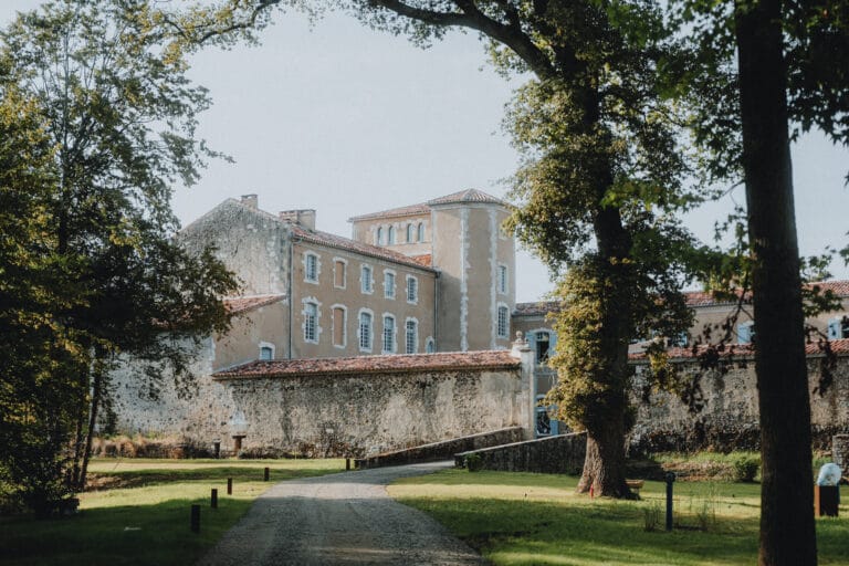 Un chemin en pierre mène à la bâtisse Meysonnave, idéale pour un mariage intimiste dans les Landes, au cœur d'un décor champêtre.