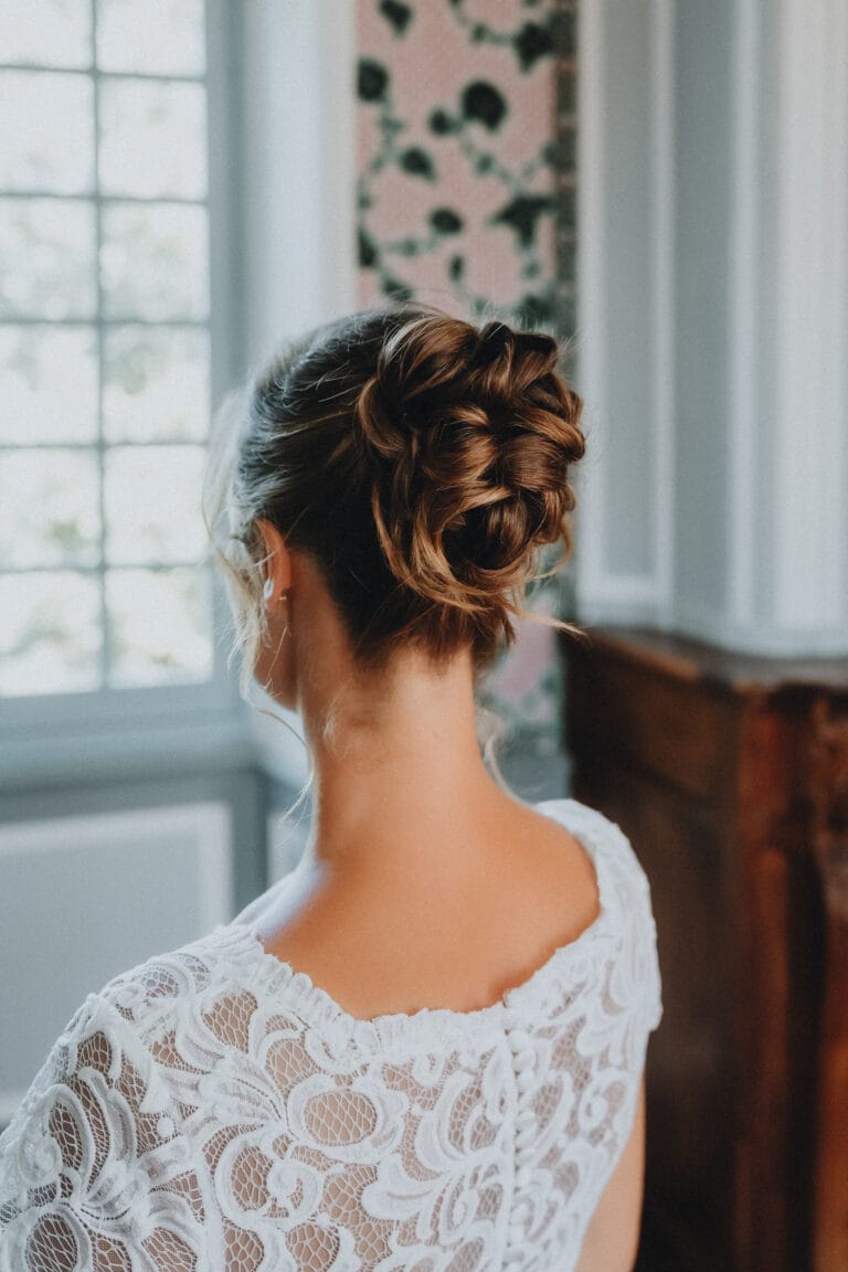 Votre coiffure raffinée et votre robe délicate captent la douceur d'un instant mariage à Dax, baigné de lumière naturelle.