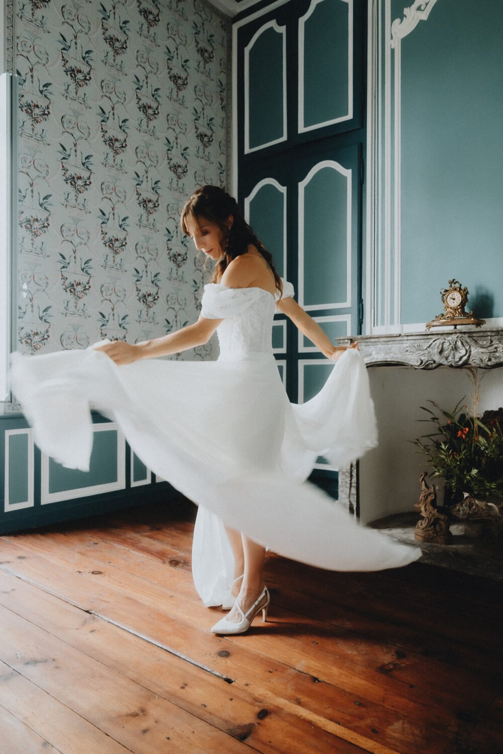 Dans un décor raffiné à Dax Meysonnave, une mariée rayonne de bonheur et grâce en robe blanche, ambiance authentique des Landes.