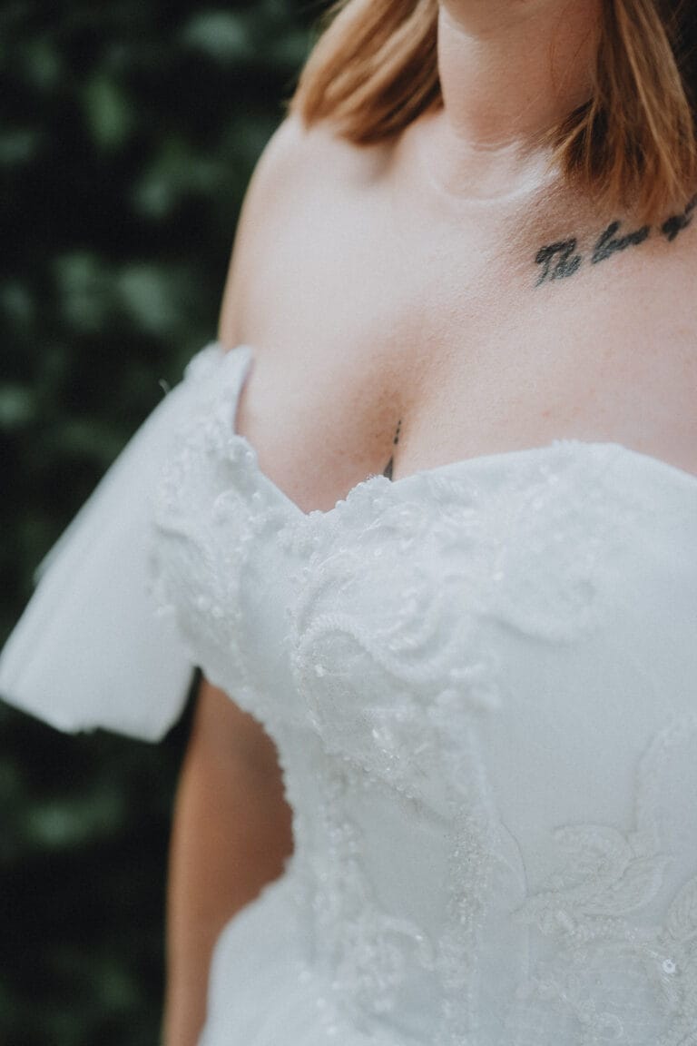 Un doux portrait d'une mariée à Dax, robe en dentelle, épaule nue et tatouage discret pour un instant intime et authentique.