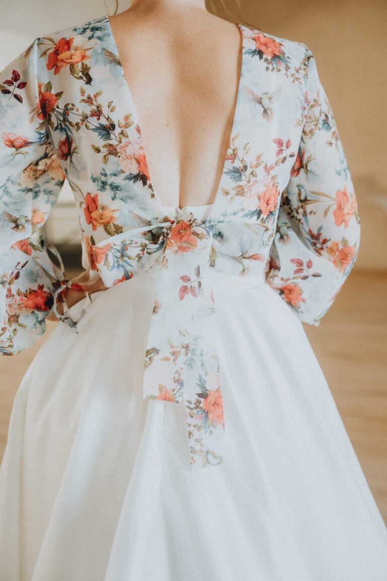 Vue de dos lors d'un mariage dans les Landes, élégance florale et douceur lumineuse pour un moment de partage à Dax Meysonnave.