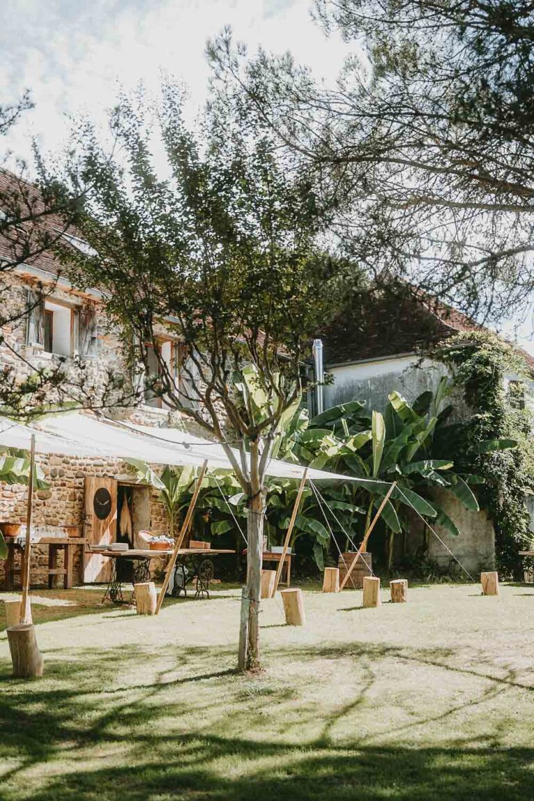 Imaginez une toile élégante dans un jardin verdoyant, près d'une maison en pierres, ambiance idéale pour moments famille Landes.