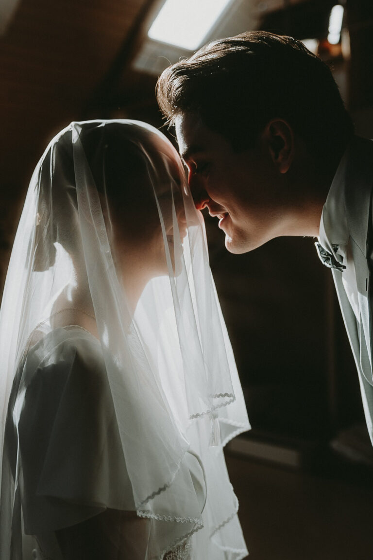 Tendre moment capturé dans les Landes : mariés enlacés, regards complices, lumière douce et ambiance intemporelle.